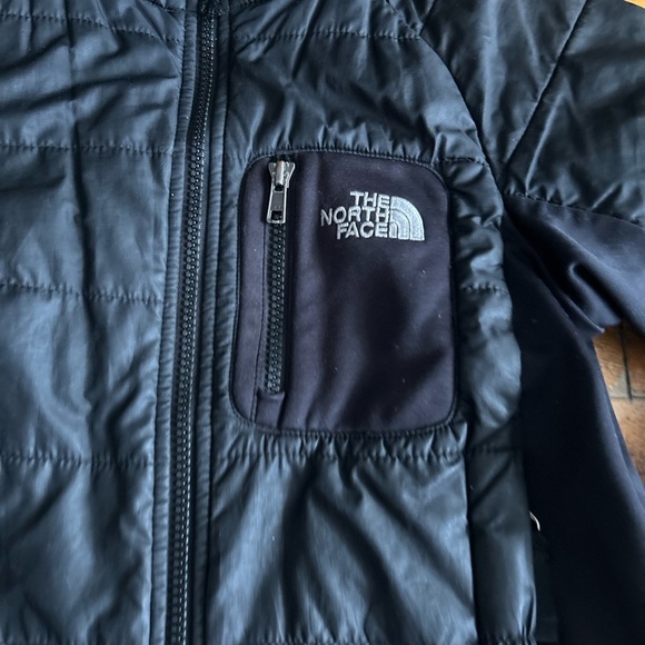 The North Face Kids Black Puffer Jacket lightweight - Picture 2 of 6